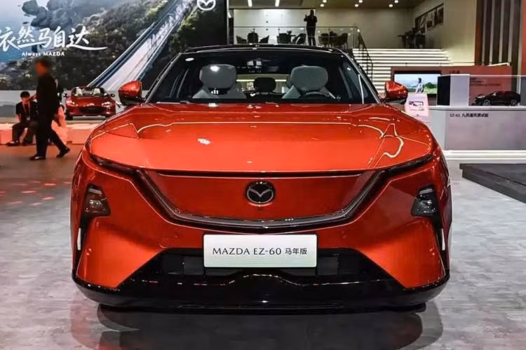 Hệ số cản gió của mẫu SUV cỡ D phiên bản đặc biệt này đạt 0,258 Cd, tương đương các đối thủ như Xiaomi YU7 (0,245 Cd) và Xpeng G9 (0,272 Cd). Bên cạnh đó, xe còn được trang bị mâm 19 inch tiêu chuẩn và 21 inch tùy chọn, đi kèm lốp Michelin Pilot Sport 4 SUV.