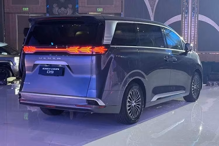 Các nâng cấp bao gồm pin Blade thế hệ thứ hai, sạc nhanh, thiết kế mới từ ngoài vào trong, hệ thống hỗ trợ lái God’s Eye 5.0 và khoang lái AI thế hệ mới. Ngoại thất xe tiếp tục được áp dụng ngôn ngữ thiết kế “π-Motion” với các chi tiết tinh chỉnh, duy trì phong cách cân bằng giữa sử dụng gia đình và thương mại.