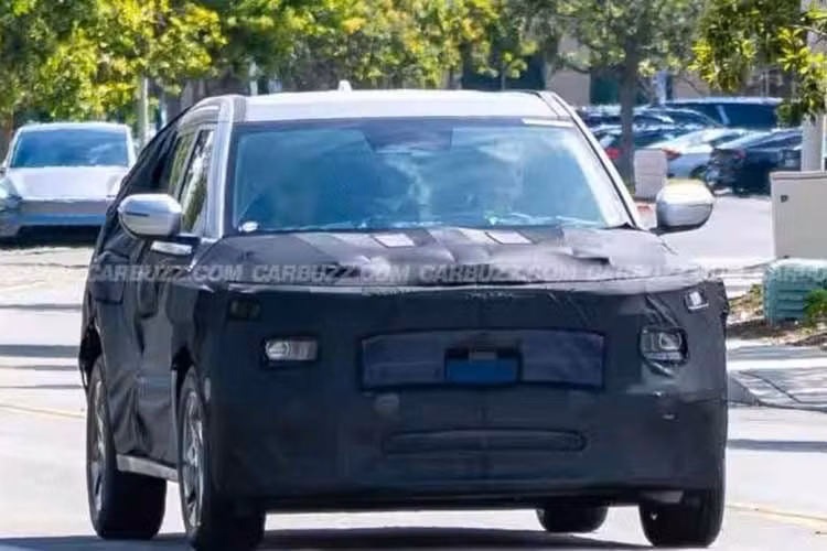 Phần thân xe xuất hiện các chi tiết như mâm hợp kim thiết kế mới, gương chiếu hậu hai tông màu tích hợp đèn báo rẽ, ăng-ten vây cá và đường mái vuốt nhẹ về phía sau. Trước đó, một số hình ảnh cũng cho thấy khả năng Creta thế hệ mới sẽ sử dụng hệ thống đèn dạng pixel.