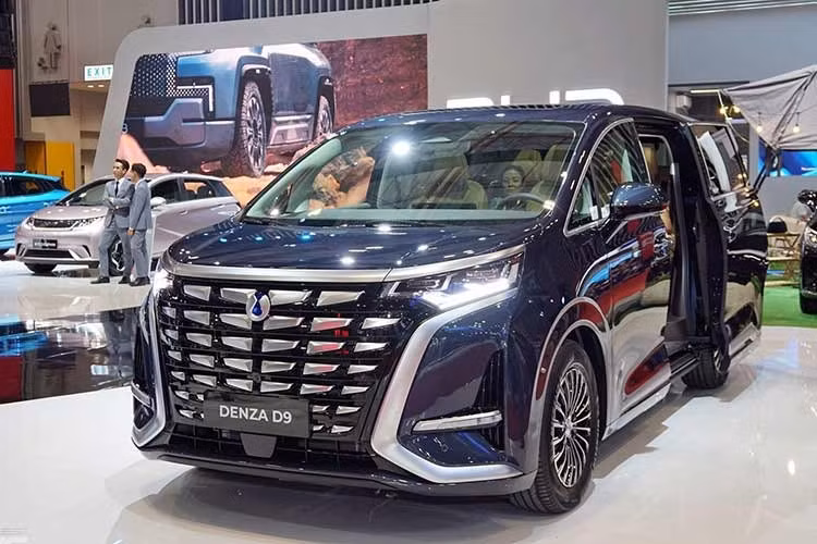 Về khung gầm, xe được nâng cấp lên hệ thống treo độc lập tay đòn kép phía trước và đa liên kết, đi kèm khung phụ hợp kim nhôm toàn phần phía sau, giúp tăng độ cứng cũng như khả năng hấp thụ dao động. Denza D9 từng được mang về Việt Nam để trưng bày trong Triển lãm VMS 2024. Tuy nhiên, đến thời điểm này, BYD vẫn chưa phân phối mẫu MPV cỡ lớn này ở Việt Nam.