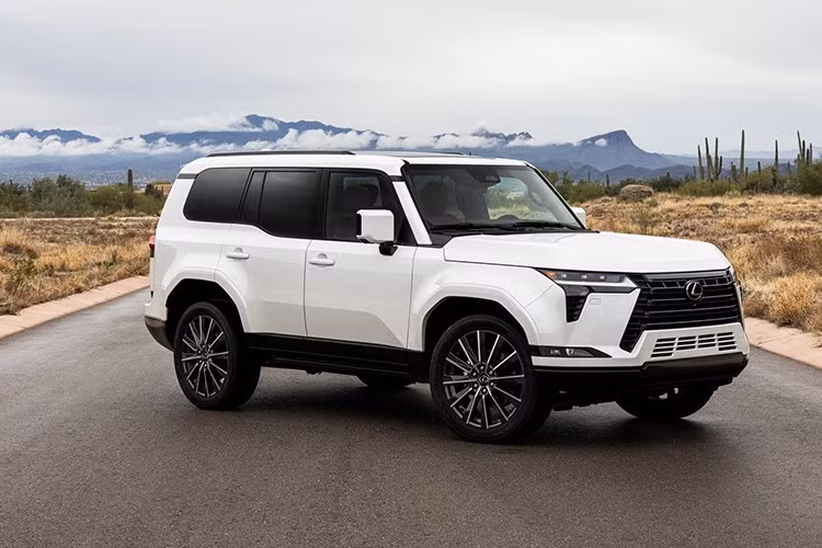 Lexus GX550 2026 mới được phát triển từ nền tảng của Toyota Land Cruiser Prado, GX550 mang đến trải nghiệm cao cấp hơn. Tại Malaysia, GX550 được phân phối với hai phiên bản: GX550 Overtrail thiên về địa hình, giá 780.000 RM (tương đương 5 tỷ đồng) và GX550 Luxury+ tập trung vào tiện nghi, giá 830.000 RM (tương đương 5,3 tỷ đồng).