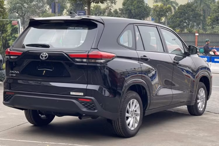 Toyota Innova Cross 2.0G được phân phối với 3 màu sắc: Trắng ngọc trai, Bạc, Đen và chính thức có mặt tại các Đại lý Toyota trên toàn quốc từ ngày 01/12/2025 với mức giá hấp dẫn chỉ từ 730 triệu đồng. Mức giá trên đã bao gồm 10% VAT và được áp dụng đối với mẫu xe Toyota Innova Cross 2.0G xuất hóa đơn từ ngày 01/12/2025.