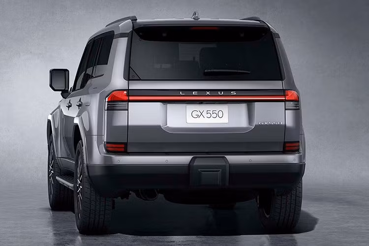 GX550 Overtrail được trang bị hệ thống khóa vi sai cầu sau, hệ thống lựa chọn địa hình Multi-Terrain Select với các chế độ Đất, Cát, Bùn, Đá và chế độ Tự động, cùng với hệ thống kiểm soát đổ đèo Crawl Control. Đặc biệt, phiên bản này còn có hệ thống treo điện tử E-KDSS giúp tự động ngắt kết nối thanh cân bằng tùy theo địa hình, tăng khả năng vận hành vượt địa hình.