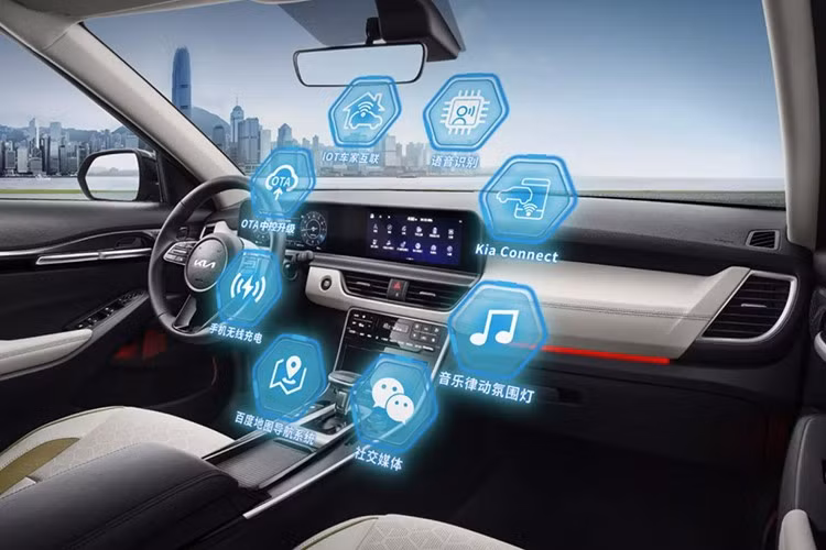 Về mặt tính năng, Kia Seltos thế hệ mới dự kiến sẽ được trang bị màn hình Trinity 30 inch với hai màn hình 12,3 inch cho hệ thống thông tin giải trí và cụm đồng hồ. Ngoài ra, xe còn có màn hình cảm ứng trung tâm 5 inch để điều khiển hệ thống điều hòa. Xe có hệ thống hỗ trợ lái xe tiên tiến ADAS cấp độ 2 và Kia Connect 2.0.