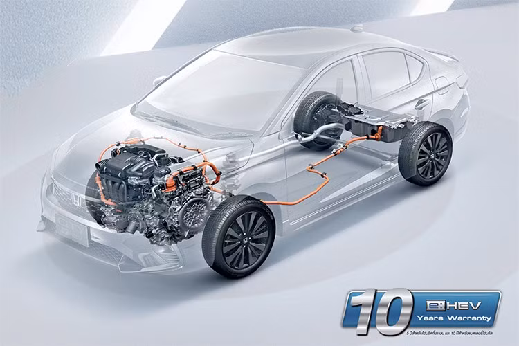 Honda City e:HEV The Black Outshine 2026 còn được trang bị điều hòa tự động tích hợp cửa gió cho hàng ghế sau, chìa khóa thông minh, khởi động bằng nút bấm, hệ thống an toàn Honda Sensing, nội thất bọc da và 4 túi khí.