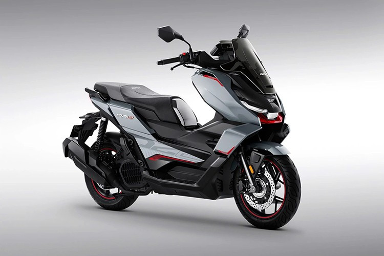 Xe được bố trí hai cổng sạc gồm USB-A và USB-C, phù hợp với mọi loại thiết bị hiện nay. Hệ thống chìa khóa thông minh đạt chuẩn chống nước và bụi IP67 đi kèm tính năng chống trộm.