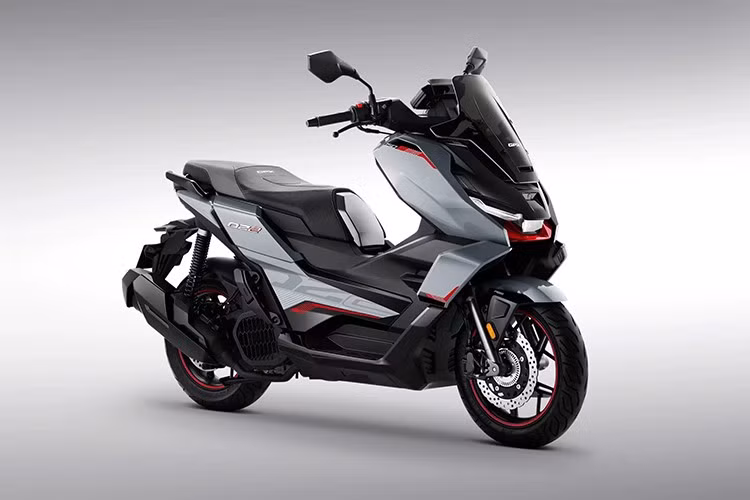 Xe được bố trí hai cổng sạc gồm USB-A và USB-C, phù hợp với mọi loại thiết bị hiện nay. Hệ thống chìa khóa thông minh đạt chuẩn chống nước và bụi IP67 đi kèm tính năng chống trộm.