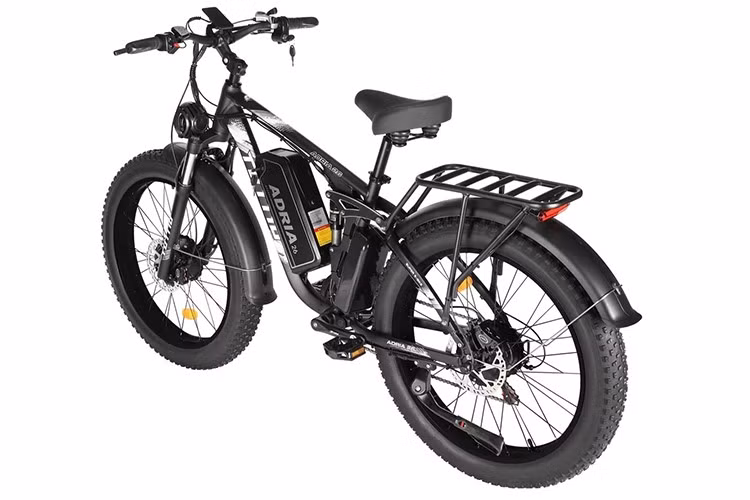 Với một chiếc xe đạp điện như thế này, chúng ta thực sự không thể đòi hỏi quá nhiều ở nó. Đúng như vậy, Tuttio Adria26 được trang bị khung gầm toàn phần, với hệ thống treo được lắp trên một bộ lốp béo.