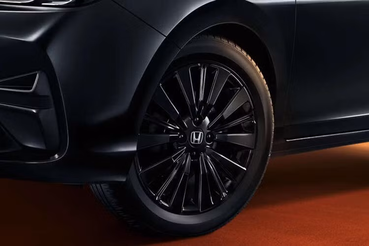 Về vận hành, xe vẫn sử dụng hệ truyền động hybrid i-MMD quen thuộc của Honda. Cụ thể, động cơ điện có công suất 109 PS và mô-men xoắn 253 Nm truyền lực trực tiếp tới cầu trước.