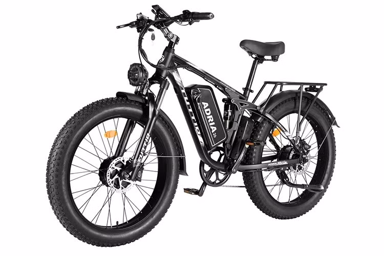 Yên xe mềm mại hơn - có một vài lò xo - và lốp xe, trong đó lốp xe, khi được bơm đúng áp suất, cũng có thể vượt qua nhiều loại địa hình và kéo dài thời gian sử dụng xe Adria26 vượt xa những tháng mùa hè, thậm chí là vào mùa đông. Tổng cộng, Adria26 có thể tạo ra mô-men xoắn 230 Nm.