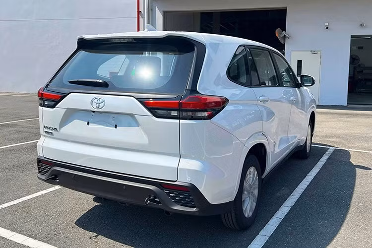 Phiên bản 2.0G mới ra mắt Việt Nam vẫn được giữ nguyên thiết kế ngoại thất của dòng Innova Cross như các phiên bản V và HEV hiện tại. Phần đầu xe gồm cụm lưới tản nhiệt hình lục giác, nối liền với hệ thống đèn trước được trang bị công nghệ LED chiếu sáng tối ưu, tạo nên diện mạo bề thế đầy sức cuốn hút.