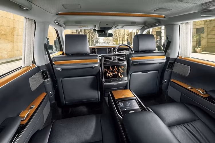 Khoang cabin của Century gần như giữ nguyên thiết kế so với phiên bản trước. Điểm mới duy nhất là màn hình giải trí trung tâm 8 inch, hỗ trợ định vị kết nối.