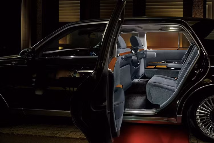 Hệ thống treo khí nén điều khiển điện tử và công nghệ chống ồn chủ động vẫn là trang bị tiêu chuẩn trên mẫu xe sedan hạng sang của thương hiệu Toyota. Century sedan tiếp tục được sản xuất giới hạn cho thị trường Nhật Bản, chưa có kế hoạch mở bán quốc tế như bản SUV.