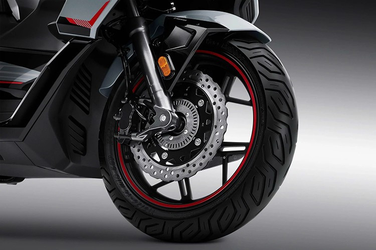 Đi cùng đó là hệ thống ABS hai kênh và tính năng kiểm soát lực kéo TCS có thể tùy chọn bật hoặc tắt. Ở phân khúc 150cc, mức trang bị này được xem là rất hào phóng.