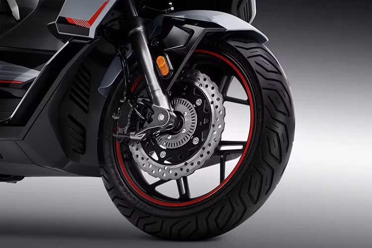 Đi cùng đó là hệ thống ABS hai kênh và tính năng kiểm soát lực kéo TCS có thể tùy chọn bật hoặc tắt. Ở phân khúc 150cc, mức trang bị này được xem là rất hào phóng.