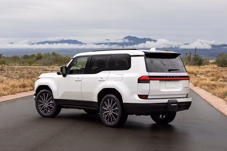 Về ngoại hình, Lexus GX có kích thước tổng thể dài 4.950 mm, rộng 1.980 mm và cao 1.865 mm. Riêng bản Overtrail có chiều rộng đúng 2.000 mm và cao hơn 25 mm do có giá nóc cao hơn và hệ thống treo mở rộng.