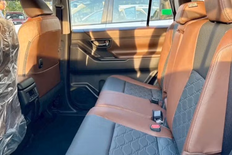 Ngoài ra, Toyota Innova Cross 2.0G còn được trang bị nhiều tính năng an toàn chủ động giúp mang lại sự an tâm cho người lái như: Hệ thống hỗ trợ khởi hành ngang dốc (HAC), Đèn báo phanh khẩn cấp (EBS), Hệ thống chống bó cứng phanh (ABS), Hệ thống cân bằng điện tử (VSC), 8 cảm biến hỗ trợ đỗ xe...