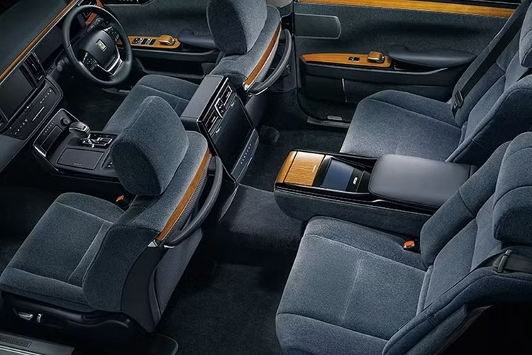 Toyota Century 2026 tiếp tục sử dụng hệ truyền động hybrid tự sạc, bao gồm động cơ xăng V8 5.0L hút khí tự nhiên kết hợp cùng mô-tơ điện, cho tổng công suất 425 mã lực, dẫn động cầu sau thông qua hộp số e-CVT.