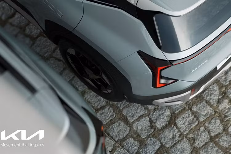 Ngoài ra, tay nắm cửa dạng ẩn và các chi tiết thiết kế tối giản lấy cảm hứng từ dòng xe điện mới cũng góp phần cải thiện tính khí động học, đồng thời tăng cảm giác cao cấp cho tổng thể chiếc xe SUV Seltos 2027 nhà Kia.
