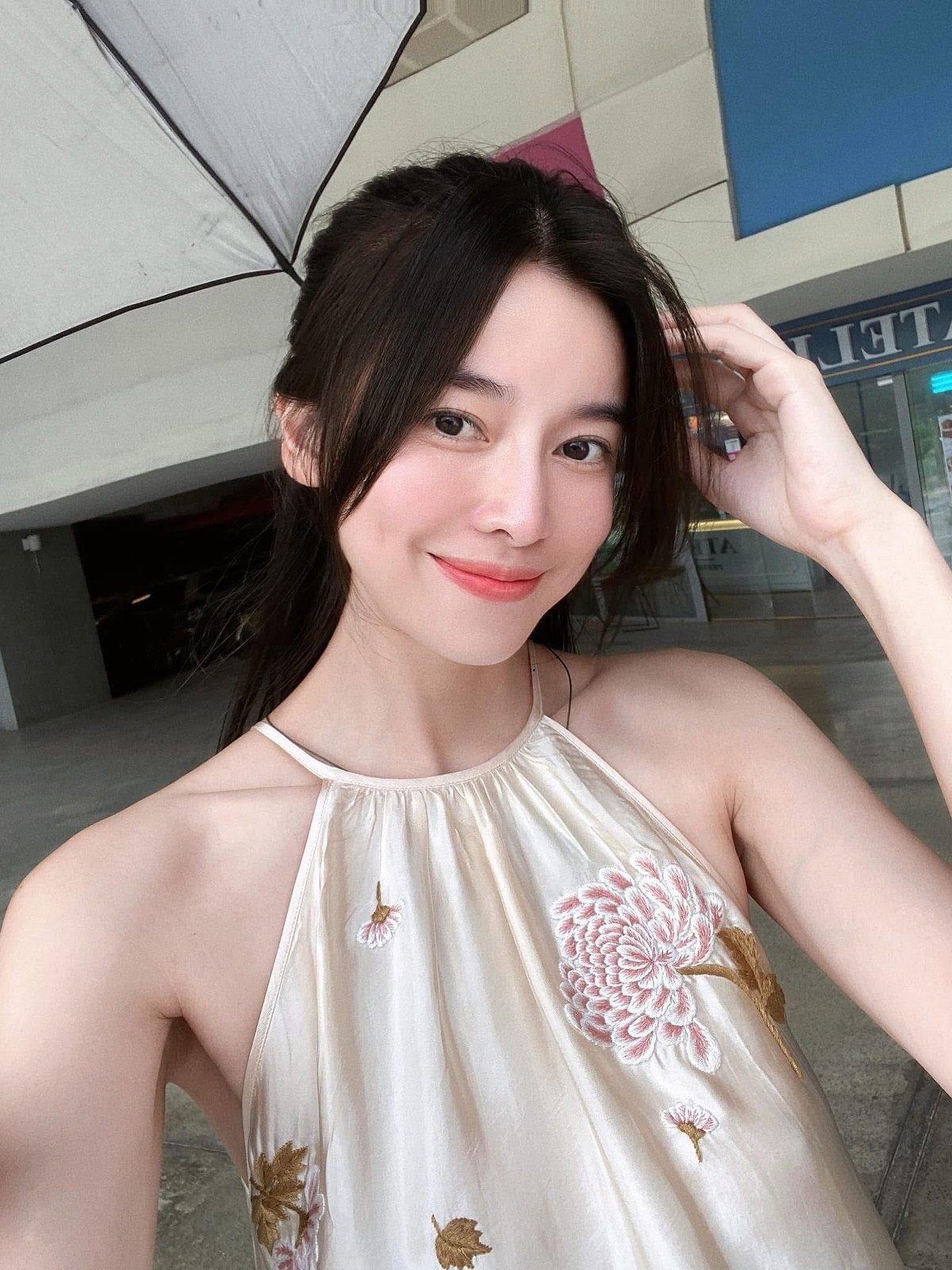 Không chạy theo sự phô trương, nữ diễn viên Cao Thái Hà ghi điểm bằng nét đẹp chín muồi, vừa sắc sảo vừa dịu dàng, toát lên thần thái của một người phụ nữ từng trải và tự tin với chính mình.