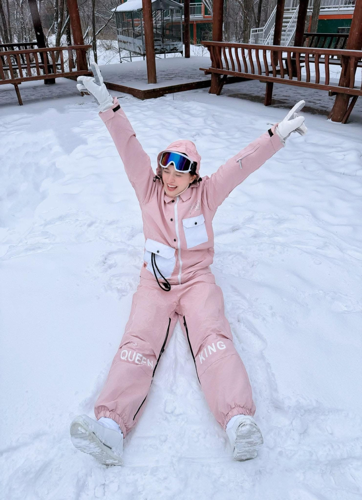 Bên cạnh vóc dáng, gương mặt xinh đẹp của Cao Thái Hà cũng là yếu tố giúp cô luôn nổi bật trước ống kính. Các đường nét thanh tú, đôi mắt sắc sảo cùng làn da mịn màng tạo nên vẻ đẹp vừa hiện đại vừa có chiều sâu.