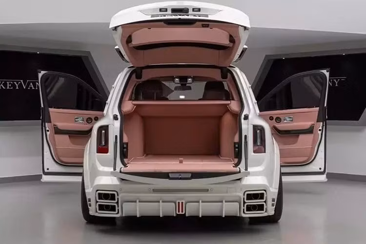 Phía trước, chiếc Rolls-Royce Cullinan được Keyvany gọi là Hayula II, sở hữu cản trước mới hầm hố hơn và được bổ sung thêm đèn chạy ban ngày. Lưới tản nhiệt ấn tượng vẫn được giữ nguyên, và logo trên đó dường như khắc họa tên hãng độ. Ngoài ra còn có cản trước mới với các cánh gió bên, và một điểm tích cực hơn là biểu tượng Spirit of Ecstasy vẫn được giữ nguyên.