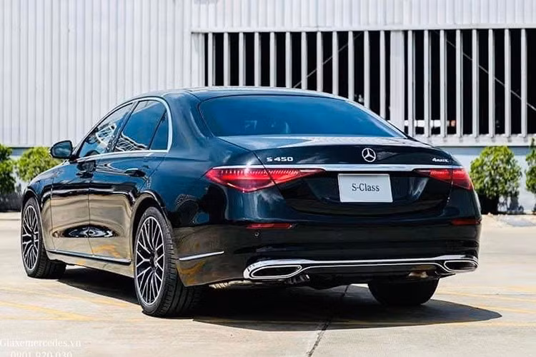 Cụ thể, S450 4Matic được giảm giá 600 triệu đồng. Giá bán thực tế của xe giảm từ 5,039 tỷ đồng nay chỉ còn 4,439 tỷ đồng. Trong khi đó, phiên bản S450 4Matic Luxury được giảm ít hơn nhưng cũng rất lớn ở mức 500 triệu đồng. Như vậy, giá bán thực tế của phiên bản này giảm từ 5,559 tỷ đồng chỉ còn 5,059 tỷ đồng.