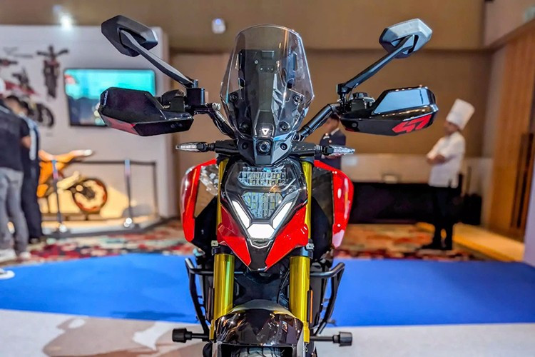 Hệ thống này hoạt động kết hợp cùng các camera tích hợp trên xe, cung cấp hàng loạt tính năng hỗ trợ người lái tiên tiến như: cảnh báo điểm mù, hỗ trợ chuyển làn, cảnh báo vượt và cảnh báo va chạm từ phía sau.