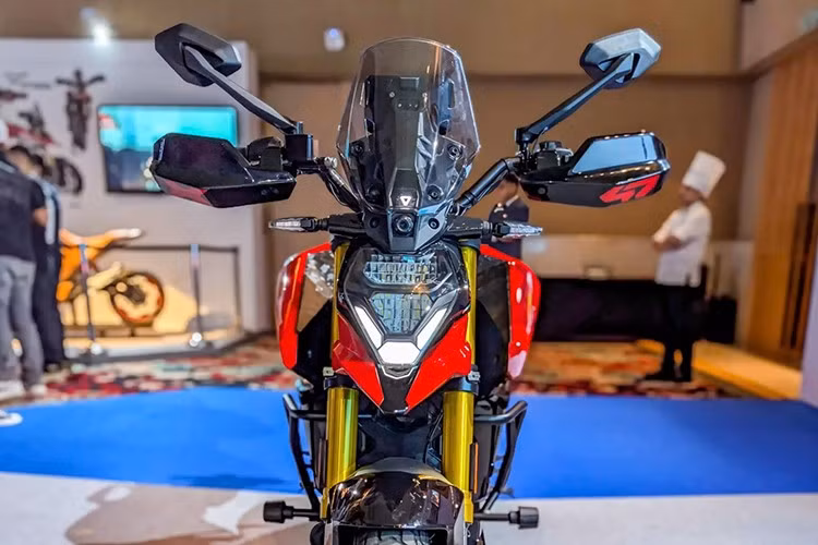 Hệ thống này hoạt động kết hợp cùng các camera tích hợp trên xe, cung cấp hàng loạt tính năng hỗ trợ người lái tiên tiến như: cảnh báo điểm mù, hỗ trợ chuyển làn, cảnh báo vượt và cảnh báo va chạm từ phía sau.