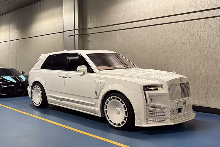 Nếu bạn thích những chiếc Rolls-Royce Cullinan được độ lại hào nhoáng, có lẽ bạn sẽ thích chiếc Keyvany Hayula II trong bài viết này, phiên bản mới nhất của hãng độ này dành cho mẫu SUV siêu sang Anh quốc khiến không ít người bất ngờ.