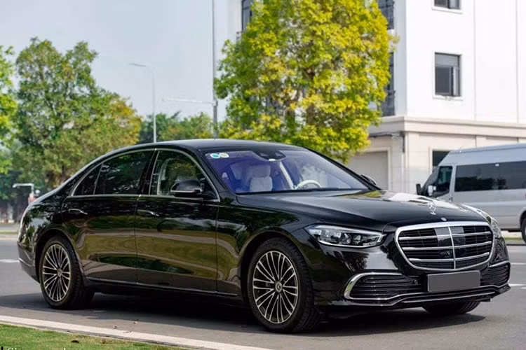 Như vậy, với số tiền trước đây chỉ có thể mua bản tiêu chuẩn, nay những người quan tâm đã có thể mua S-Class bản cao hơn, tăng sức cạnh tranh trước đối thủ BMW 7 Series. Thông tin từ đại lý cho biết, toàn bộ xe được áp dụng chương trình giảm giá đều được nhập khẩu nguyên chiếc từ Thái Lan và được sản xuất vào năm 2023.