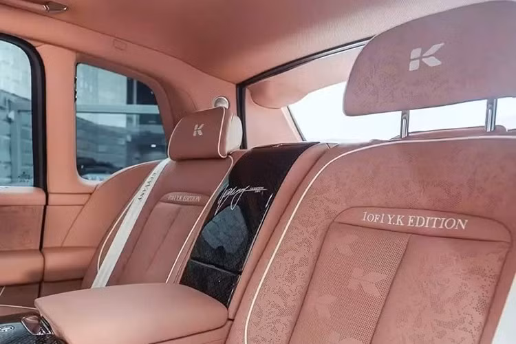 Một số điểm nhấn màu trắng tạo sự tương phản cũng xuất hiện ở bên trong, cùng với trần xe hình sao được tùy chỉnh với nhiều chữ "K" hơn.