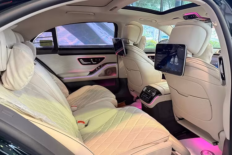 Phiên bản Luxury của Mercedes-Benz S450 có ghế bọc da Nappa cao cấp, táp-lô và vô-lăng cũng bọc da Nappa. Hàng ghế thứ 2 có kính cách nhiệt tối màu, máy tính bảng kết hợp điều khiển MBUX, điều khiển bằng cử chỉ.
