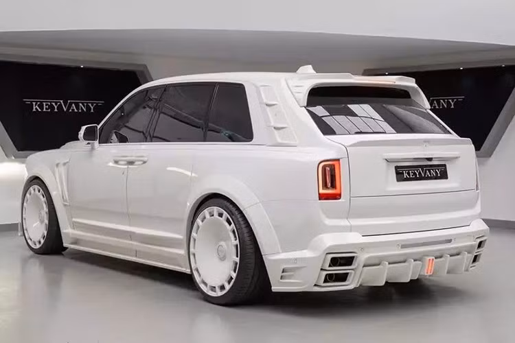 Chiếc Rolls-Royce Cullinan Series II này dường như đang ở Dubai, Các Tiểu vương quốc Ả Rập Thống nhất, và nó rất hợp với phong cách của thành phố này.