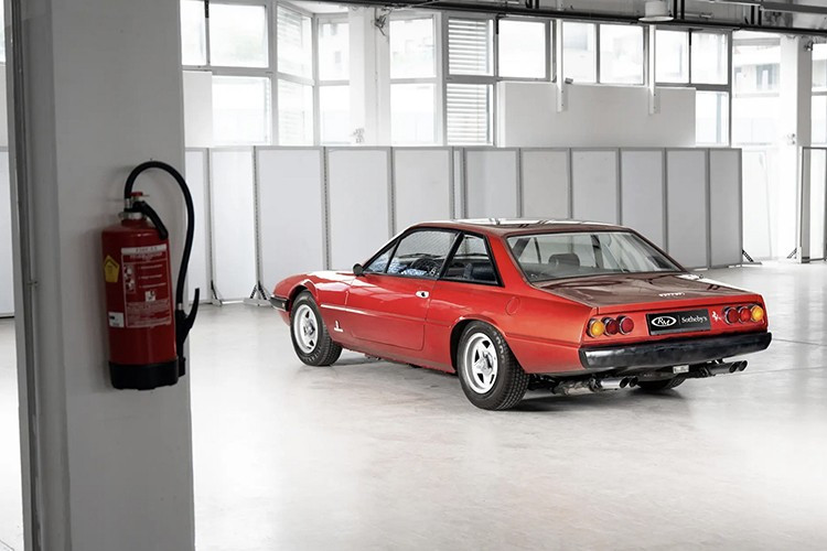 Chiếc Ferrari được giao tại Lauda in Argento Metallizzato với thân xe và nội thất da màu xanh, nhưng rõ ràng đó không phải là những gì chúng ta đang thấy hiện tại. Người ta cho rằng chiếc xe đã được sơn ngoại thất màu đỏ và nội thất màu đen vào khoảng những năm 1980, khi chủ sở hữu lúc đó quyết định tân trang lại.