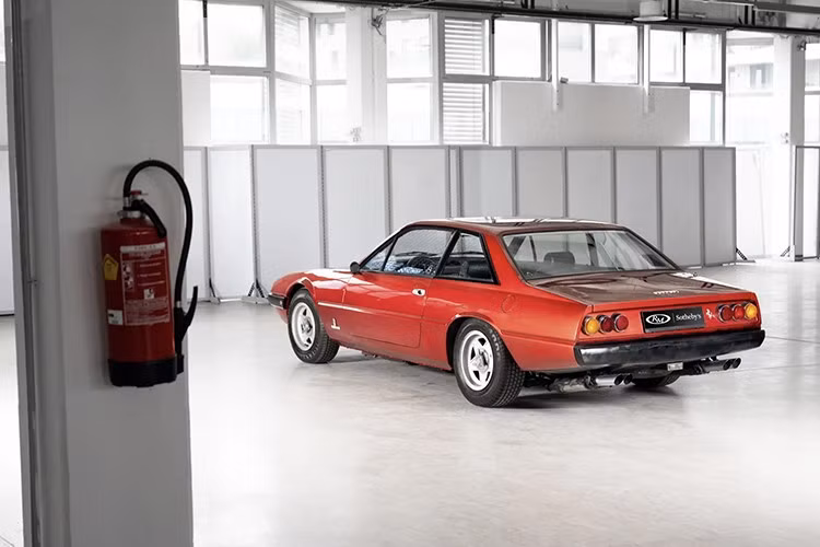 Chiếc Ferrari được giao tại Lauda in Argento Metallizzato với thân xe và nội thất da màu xanh, nhưng rõ ràng đó không phải là những gì chúng ta đang thấy hiện tại. Người ta cho rằng chiếc xe đã được sơn ngoại thất màu đỏ và nội thất màu đen vào khoảng những năm 1980, khi chủ sở hữu lúc đó quyết định tân trang lại.