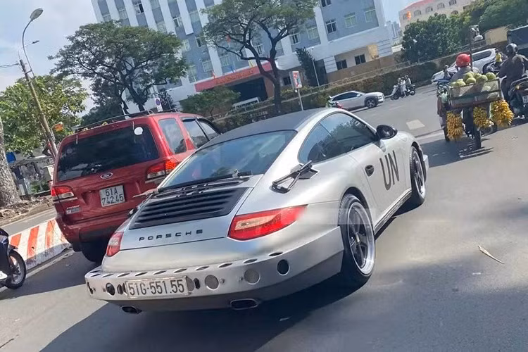 Các sản phẩm độ còn được giữ lại trên xe thể thao Porsche 911 Carrera cực lạ của ông Đặng Lê Nguyên Vũ bao gồm 2 cái xẻng chuyên dụng bên hông xe và 1 chiếc búa rìu đặt ngay phía trên khoang động cơ.