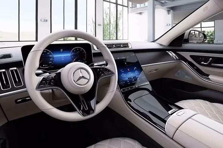 Mở cửa bước vào bên trong khoang lái xe Mercedes-Benz S450 Luxury 4Matic thế hệ mới có thể thấy xe có nội thất màu kem khá ấn tượng và còn được trang bị rất nhiều đồ chơi xịn sò theo xe như ghế ngồi bọc da Nappa Exclusive cùng gói nội thất Exclusive với ghế thương gia phía sau và đệm đỡ bắp chân.