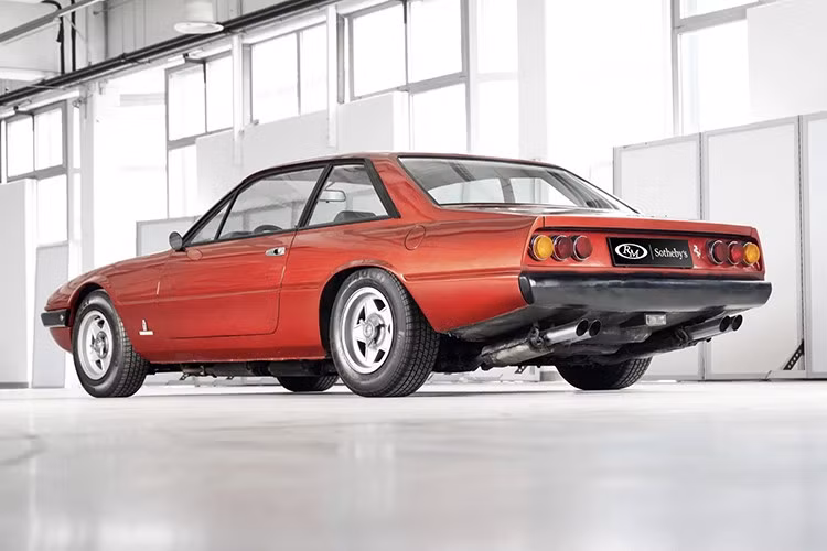 Vì vậy, không còn nghi ngờ gì nữa, Ferrari coi tay đua người Áo là một trong những tay đua quan trọng nhất trong lịch sử của mình. Đến nỗi, vào đầu tháng này, tại chặng đua Grand Prix Ý ở Monza, Scuderia đã giới thiệu một bộ đồng phục đặc biệt cho các tay đua tham gia, nhằm tôn vinh chiến thắng vô địch thế giới đầu tiên của Lauda đúng nửa thế kỷ trước.