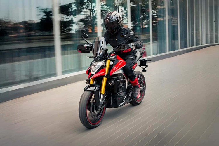 Ngoài ra, xe còn có tùy chọn gắn thêm thùng chứa đồ cho những chuyến đi xa. Hệ thống hỗ trợ lái còn có 3 cấp độ kiểm soát lực kéo và hệ thống cân bằng động (Dynamic Stability Control).