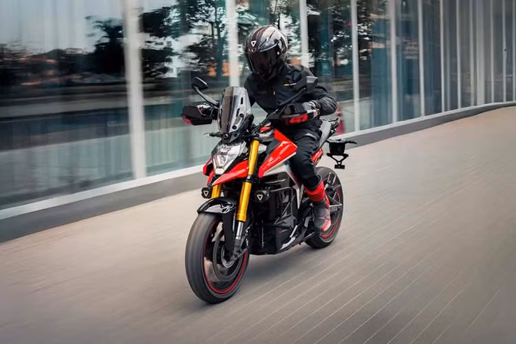 Ngoài ra, xe còn có tùy chọn gắn thêm thùng chứa đồ cho những chuyến đi xa. Hệ thống hỗ trợ lái còn có 3 cấp độ kiểm soát lực kéo và hệ thống cân bằng động (Dynamic Stability Control).