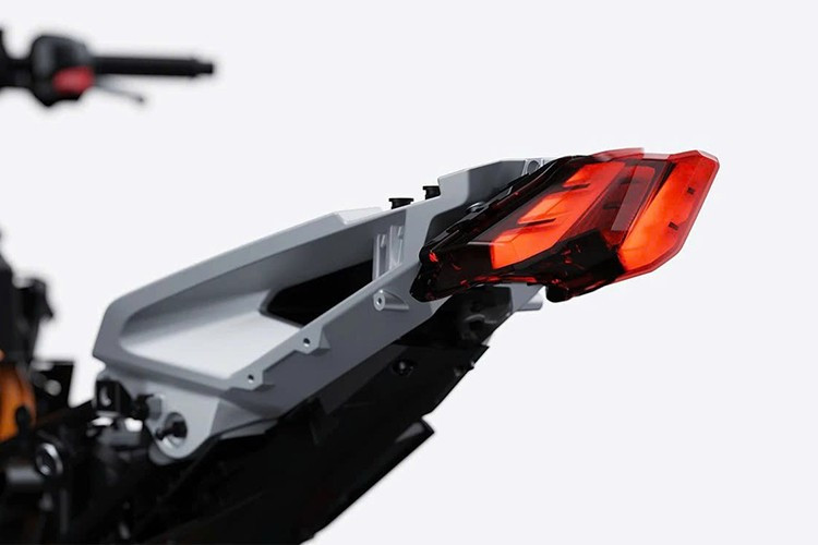 Ultraviolette cũng giới thiệu một bước đột phá trong công nghệ sạc. Hãng tuyên bố X-47 sử dụng bộ sạc tích hợp làm mát bằng không khí có mật độ công suất cao nhất thế giới, tương thích với sạc AC Type 2.