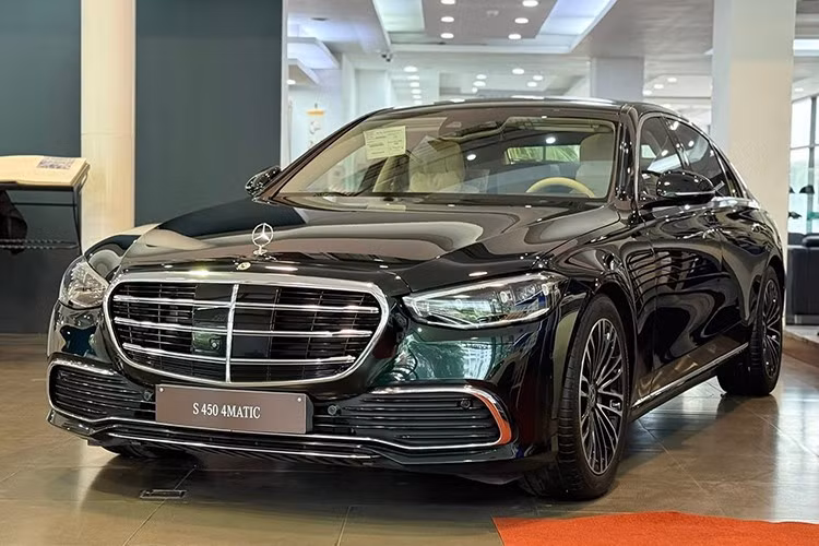 Ngoại thất chiếc xe sang Mercedes-Benz S450L Luxury của Trúc Nhân chọn mua có màu sơn đen Ruby đi cùng nội thất màu kem. Ca sỹ này cũng diện đồ đen để tông xuyệt tông với chiếc xe sang trong ngày vui của cuộc đời đi nhận bàn giao xe mới.