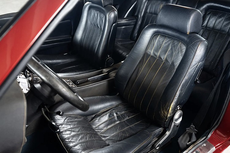 Với cấu hình 2+2, 365 GT4 được sản xuất với số lượng khá hạn chế, chỉ có 524 chiếc được đưa ra khỏi dây chuyền lắp ráp, do đó, ngoài mối liên hệ với nhà vô địch F1, chiếc xe đặc biệt này còn là một phần của giống ngựa chồm siêu hiếm được lựa chọn rất kỹ lưỡng.