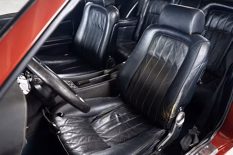 Với cấu hình 2+2, 365 GT4 được sản xuất với số lượng khá hạn chế, chỉ có 524 chiếc được đưa ra khỏi dây chuyền lắp ráp, do đó, ngoài mối liên hệ với nhà vô địch F1, chiếc xe đặc biệt này còn là một phần của giống ngựa chồm siêu hiếm được lựa chọn rất kỹ lưỡng.