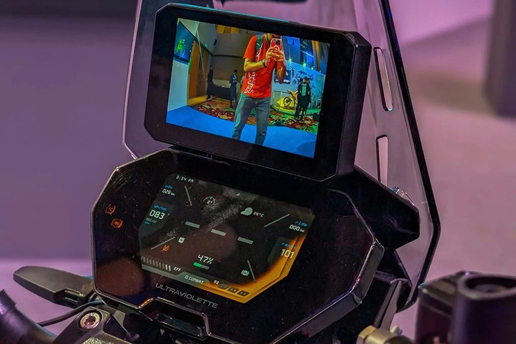 Với UV HyperSense, Ultraviolette X-47 là chiếc môtô chạy điện thương mại đầu tiên trên toàn cầu kết hợp được cả radar và camera để hỗ trợ lái xe an toàn hơn.