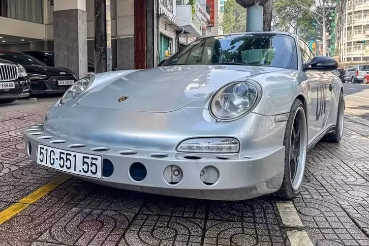 Chiếc xe Porsche 911 997 này được độ theo phong cách off-road, cụ thể, ở phần cản va trước/sau được tích hợp thêm 2 thanh inox theo phong cách off road cỡ lớn, nhiều người cho rằng cách độ này không thích hợp cho một chiếc xe thể thao nhưng với ông chủ của Trung Nguyên thì lại thích khác biệt.