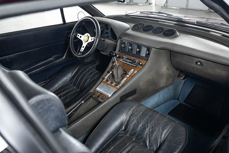 Đó chính là chiếc Ferrari 365 GT4 2+2 đời 1973 của Pininfarina, được giao cho Lauda ngay khi ông gia nhập đội đua Ý, để ông sử dụng trên đường công cộng. Và mặc dù ông không sở hữu nó cho đến khi qua đời vào năm 2019, nhưng nó vẫn là một món đồ mà các nhà sưu tập và người hâm mộ Niki Lauda có lẽ sẽ không tiếc tiền để có cơ hội sở hữu.