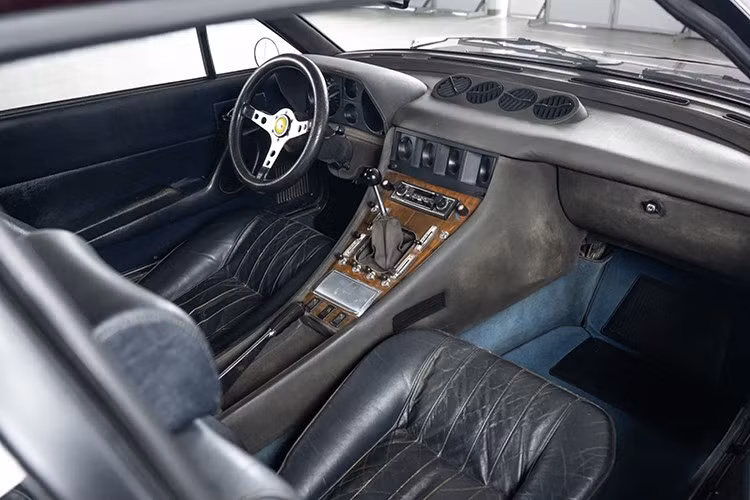 Đó chính là chiếc Ferrari 365 GT4 2+2 đời 1973 của Pininfarina, được giao cho Lauda ngay khi ông gia nhập đội đua Ý, để ông sử dụng trên đường công cộng. Và mặc dù ông không sở hữu nó cho đến khi qua đời vào năm 2019, nhưng nó vẫn là một món đồ mà các nhà sưu tập và người hâm mộ Niki Lauda có lẽ sẽ không tiếc tiền để có cơ hội sở hữu.