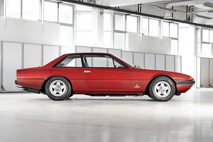 Khoảnh khắc thành công nhất của ông trong các giải đua xe sẽ mãi mãi gắn liền với hãng xe Ý mà chúng ta trìu mến gọi là ngựa chồm. Không còn nghi ngờ gì nữa, giai đoạn huy hoàng nhất trong sự nghiệp của ông chính là khi ông khoác áo Ferrari, khi Lauda giành được hai chức vô địch Giải vô địch Thế giới các Tay đua Công thức 1 (trong tổng số ba chức vô địch).